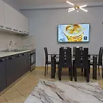 Elda Yellow Palace, Pazari I Ri *