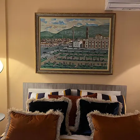 Elda Yellow Palace, Pazari I Ri * Tirana