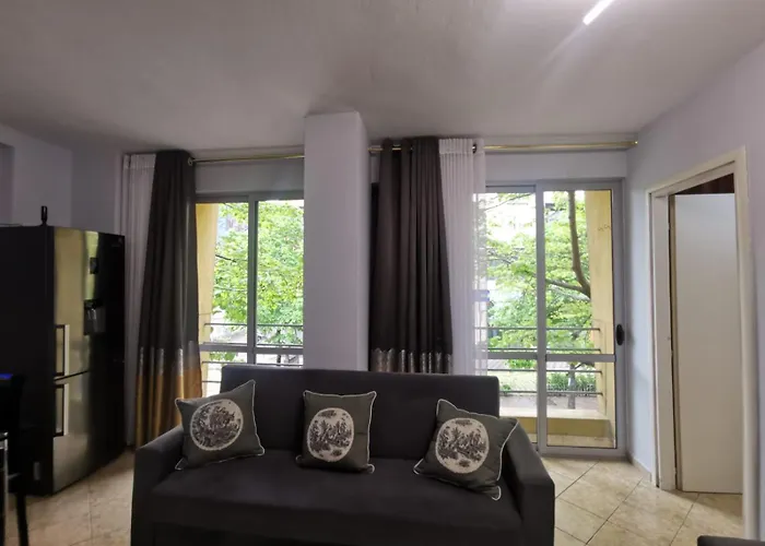 Elda Yellow Palace, Pazari I Ri דירה