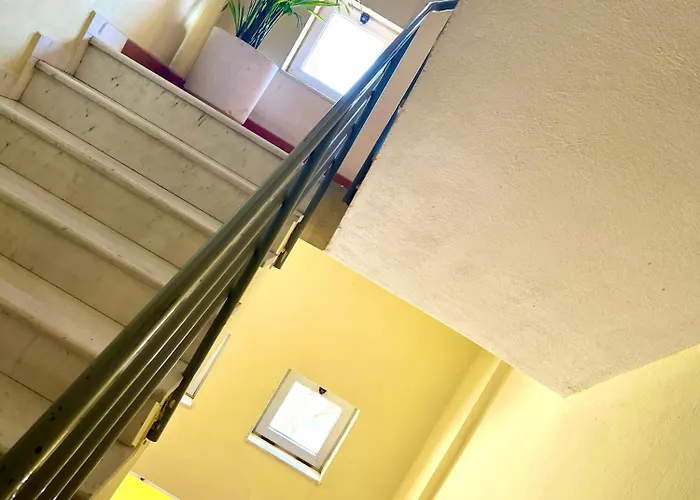 Elda Yellow Palace, Pazari I Ri טיראנה