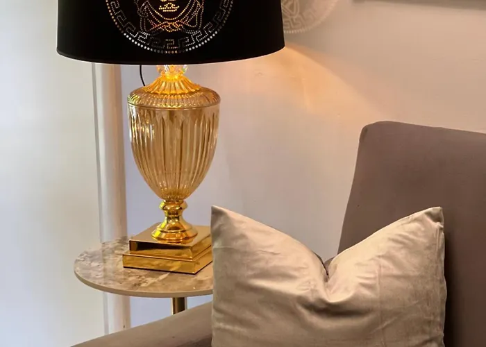 Elda Yellow Palace, Pazari I Ri טיראנה