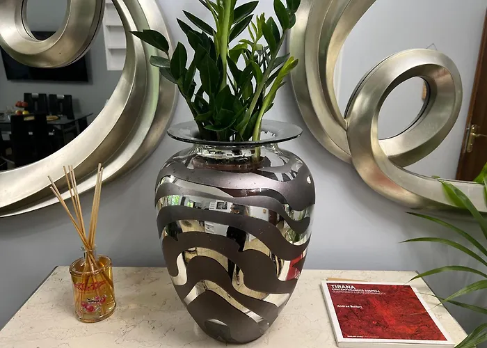 Elda Yellow Palace, Pazari I Ri *