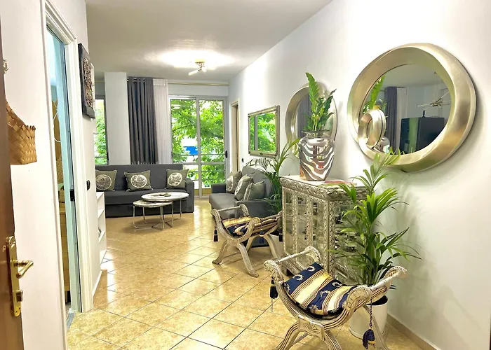 Elda Yellow Palace, Pazari I Ri טיראנה