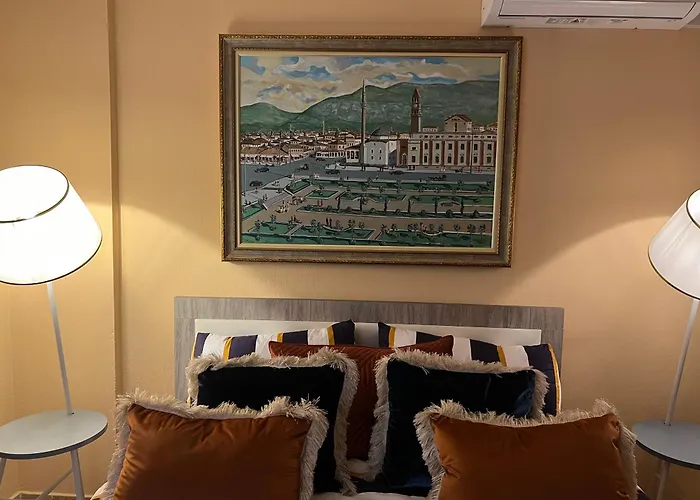 Elda Yellow Palace, Pazari I Ri * טיראנה