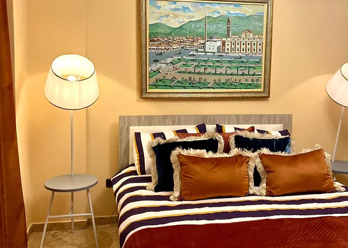 Elda Yellow Palace, Pazari I Ri * טיראנה